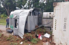 Condutor fica ferido após caminhão tombar em trevo da SC-135