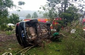 Motorista escapa ileso após capotamento na SC-135