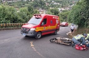 Mulher é levada ao hospital após sofrer queda de motocicleta