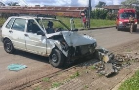 Carro derruba poste após colisão no centro de Irani 