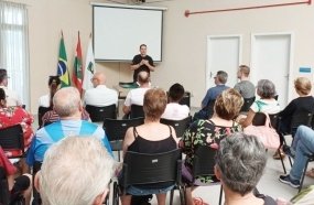 Idosos de Joaçaba recebem orientações para evitar golpes e fraudes