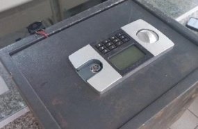 PM localiza suspeito de furtos debaixo da ponte com cofre e diversos objetos