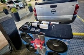 Condutor tem som automotivo da picape apreendido por perturbação