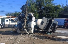 Caminhão tomba e outro atinge poste após colisão na SC-283