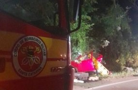 Três pessoas ficam feridas após carro sair da pista na SC-464