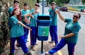Estudantes auxiliam na instalação de 30 novas lixeiras no centro de Herval d’Oeste