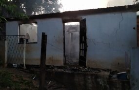 Casa é destruída por incêndio durante a madrugada em Herval d’Oeste