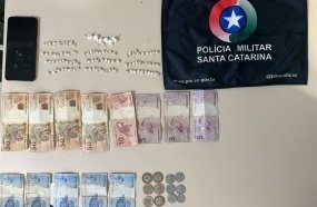 Indivíduo é preso pela Polícia Militar após tentar descartar pote com drogas