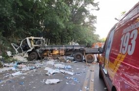 Motorista fica ferido após caminhão com papel reciclado atingir barranco na BR-282