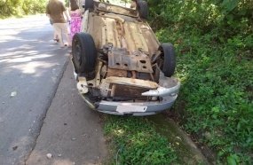 Mulher e criança ficam feridas após carro capotar em Luzerna