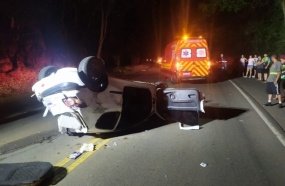 Dois homens e uma criança ficam feridos após capotamento na SC-150