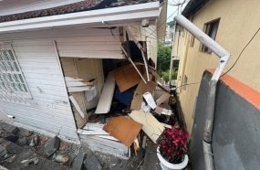 Carro invade residência e assusta moradores que dormiam em Joaçaba