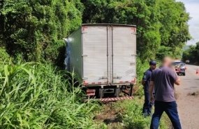 Colisão entre caminhões deixa motorista ferido na BR-282