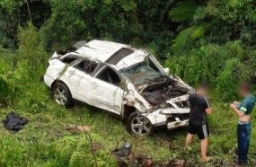 Carro capota em barranco após sair da pista na BR-282
