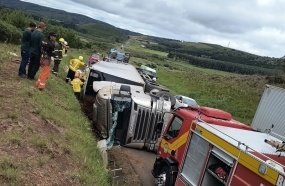 Motorista morre após carreta com carga de ar-condicionado tombar na BR-153