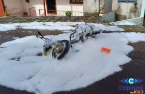 Motocicleta é destruída por incêndio após apresentar falhas