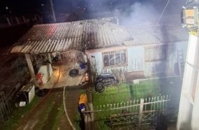 Casa é atingida por incêndio durante a madrugada no Meio-Oeste