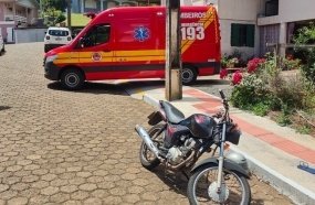Batida entre moto e carro deixa motociclista em estado grave