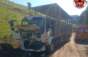 Colisão entre caminhão e carro deixa mulher ferida em Pinheiro Preto