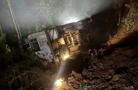 Caminhão carregado de ração tomba em ribanceira na SC-155