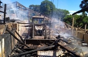 Incêndio de grandes proporções destrói galpão, trator e ferramentas agrícolas
