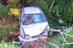 Motorista é socorrido após carro cair em barranco na BR-282