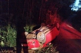 Motorista capota carro após sair da estrada no interior de Tangará