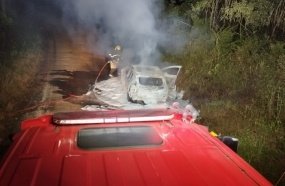 Incêndio em veículo deixa passageiro com queimaduras de primeiro grau