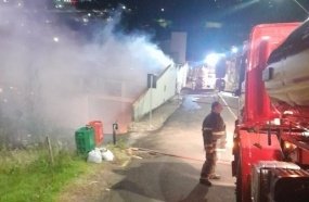 Incêndio de grandes proporções destrói parte de fábrica de roupas jeans em Arroio Trinta