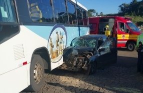 Três pessoas ficam feridas após colisão entre carro e ônibus na SC-355