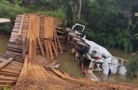 Caminhão betoneira cai em rio após ponte de madeira ceder