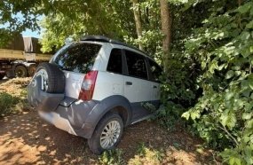 Motorista é socorrida após veículo sair da pista e colidir contra árvore