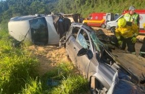 Casal morre após carro ser atingido por carreta que tombou na BR-282