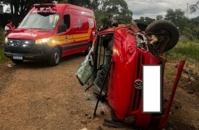 Idoso é socorrido após colisão seguida de capotamento