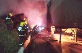 Duas pessoas morrem carbonizadas após carro colidir com carreta e pegar fogo