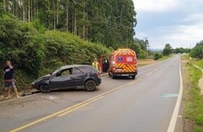 Carro com dois jovens capota após sair da pista na SC-355