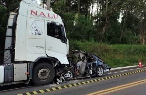Jovem morre após colisão frontal entre carro e carreta na SC-355