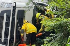 Motorista fica preso às ferragens após carreta tombar na SC-283