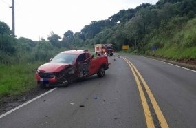 Motorista fica ferido após colisão entre picape e caminhão na SC-150