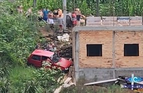 Motorista fica ferido após veículo sair da pista e descer barranco