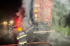Incêndio em carreta carregada com baterias mobiliza Bombeiros em Joaçaba