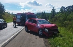 Duas crianças ficam feridas após colisão entre carros na BR-282
