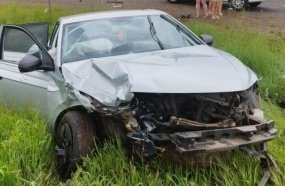 Mulher fica ferida após colisão entre dois veículos na BR-282 