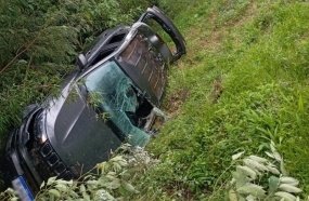 Casal de jovens fica ferido após veículo sair da pista e capotar na BR-153