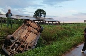 Motorista e criança ficam feridos após colisão seguida de capotamento na BR-470