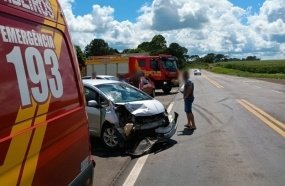 Colisão entre três veículos deixa cinco pessoas feridas na BR-470