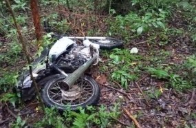 Polícia Militar localiza motocicleta furtada escondida em área de mata