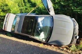Veículo com três ocupantes tomba após sair da pista na SC-453