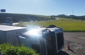 Motorista fica ferido após carreta tombar ao contornar trevo da BR-470