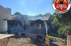 Casal de idosos e criança saem às pressas de casa após incêndio